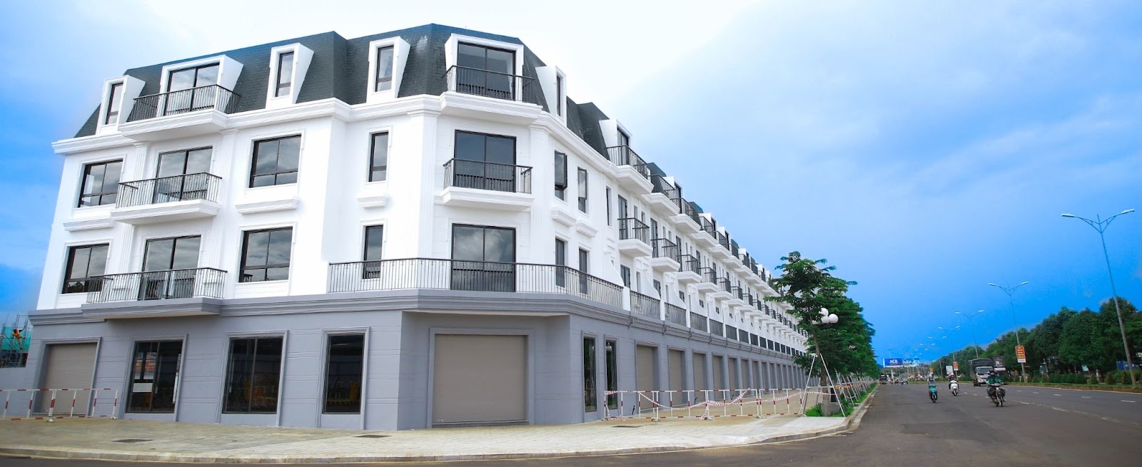 Ph&acirc;n khu Milano, thuộc dự &aacute;n EcoCity Premia nằm ngay mặt đường &ldquo;đại lộ&rdquo; Nguyễn Ch&iacute; Thanh - một trong những tuyến đường huyết mạch của tỉnh Đắk Lắk.