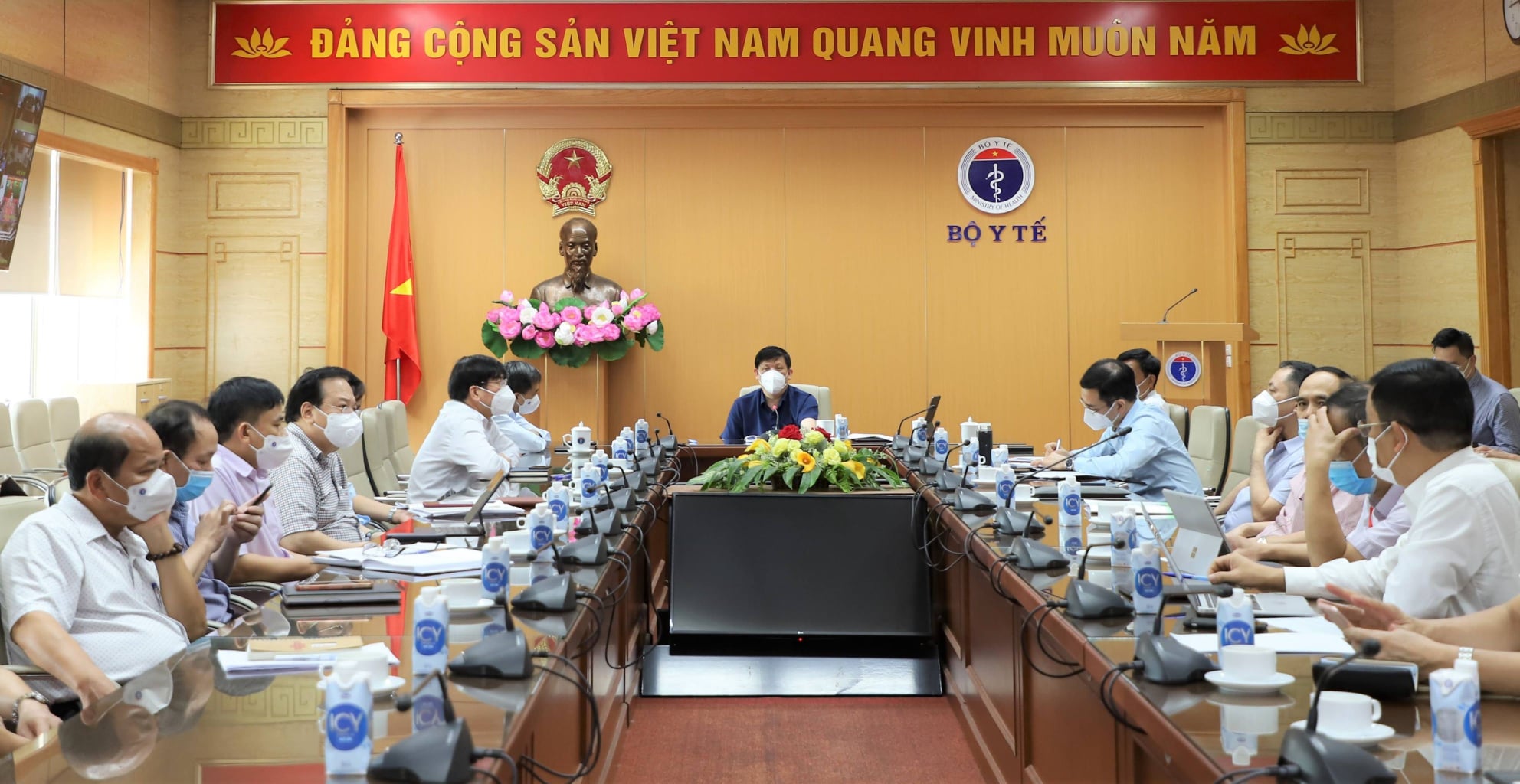 GS.TS Nguyễn Thanh Long - Bộ trưởng Bộ Y tế chủ trì cuộc họp trực tuyến bàn các giải pháp phòng chống dịch Covid-19.