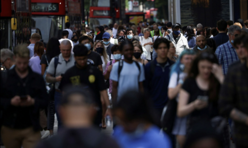 Nhờ tiêm chủng, số ca tử vong do Covid ở Anh giảm mạnh