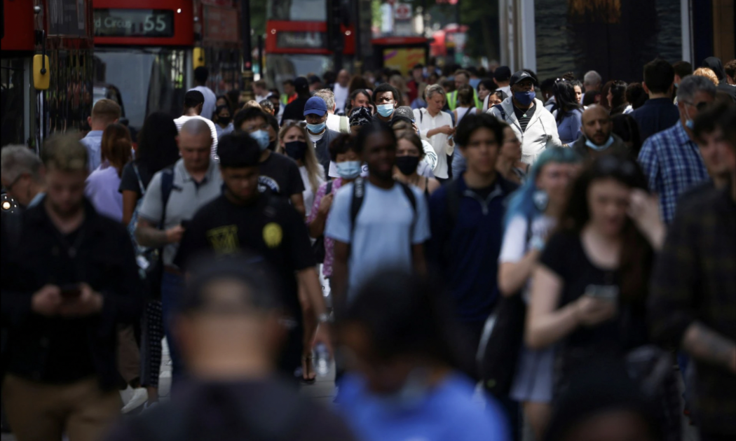 Dòng người trên phố Oxford ở London, Anh, hôm 16/7, trong lúc Covid đang bùng mạnh ở nước này - Ảnh: Reuters.