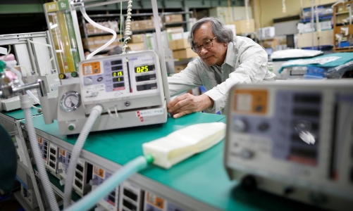 Doanh nhân sáng chế ra máy trợ thở MV20 lại tiếp tục làm khẩu trang diệt virus