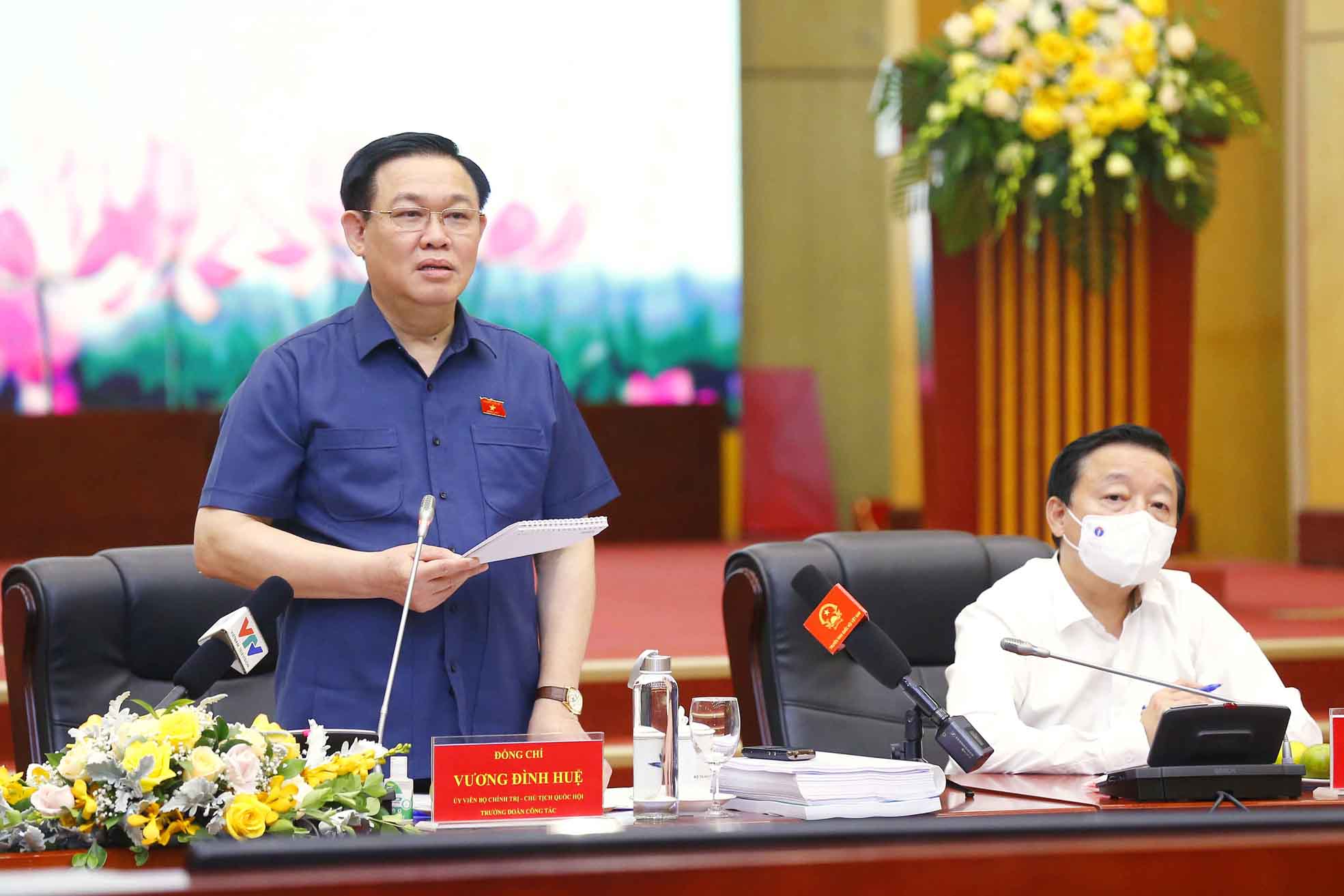 Chủ tịch Quốc hội Vương Đ&igrave;nh Huệ ph&aacute;t biểu tại buổi l&agrave;m việc - Quochoi.vn