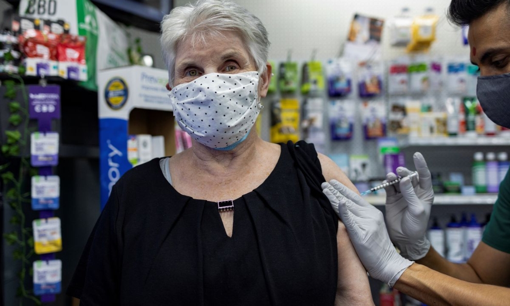 Một người cao tuổi tiêm nhắc lại vaccine Covid-19 do Pfizer sản xuất tại nhà thuốc Skippack Pharmacy ở Schwenksville, Pennsylvania, Mỹ, hôm 14/8/2012 - Ảnh: Reuters.