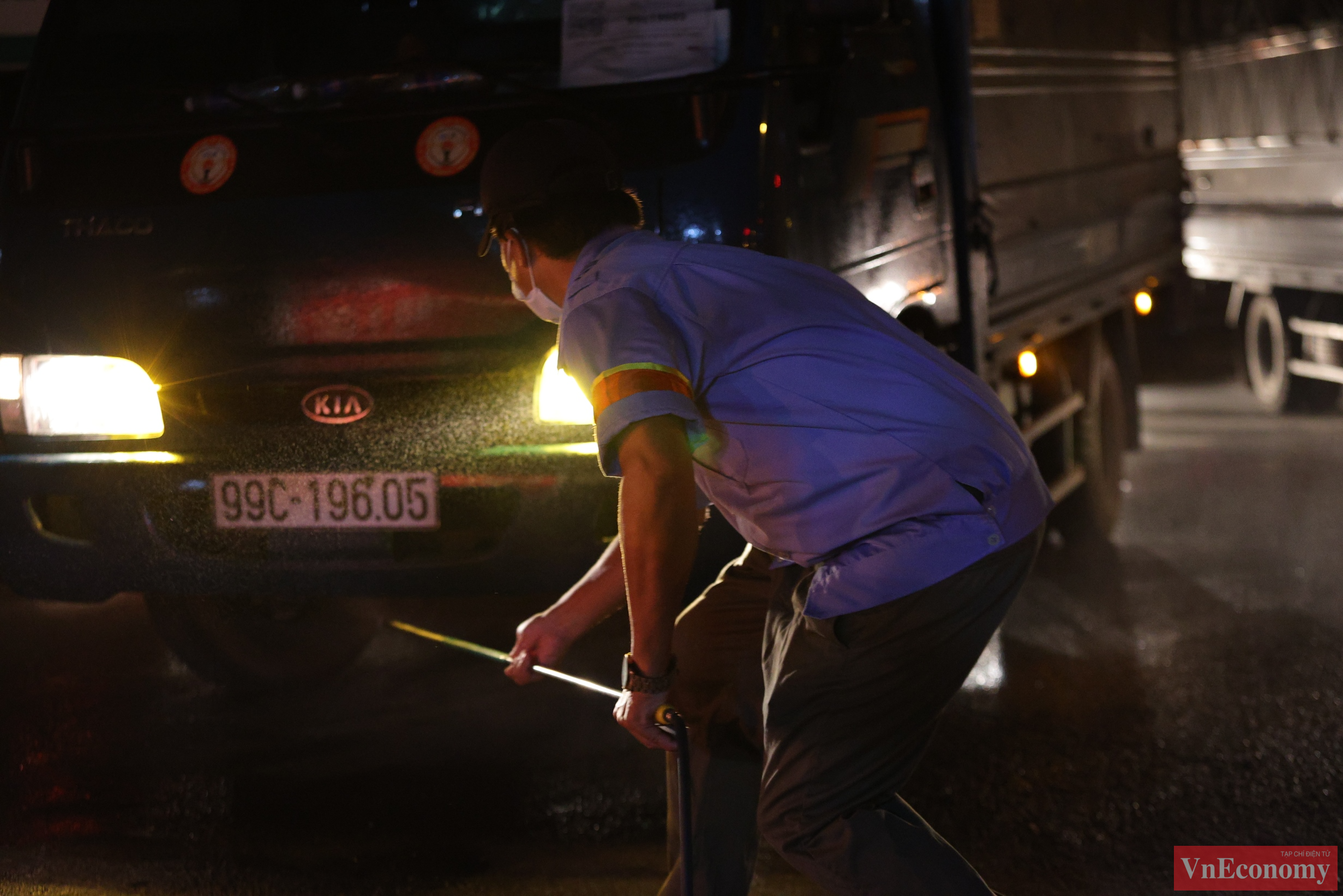 Chợ tổ chức ph&acirc;n luồng giao th&ocirc;ng ph&ugrave; hợp theo hướng một chiều, hạn chế mật độ người v&agrave;o c&ugrave;ng một thời điểm, đồng thời tiến h&agrave;nh khử khuẩn cho c&aacute;c phương tiện ra v&agrave;o chợ.