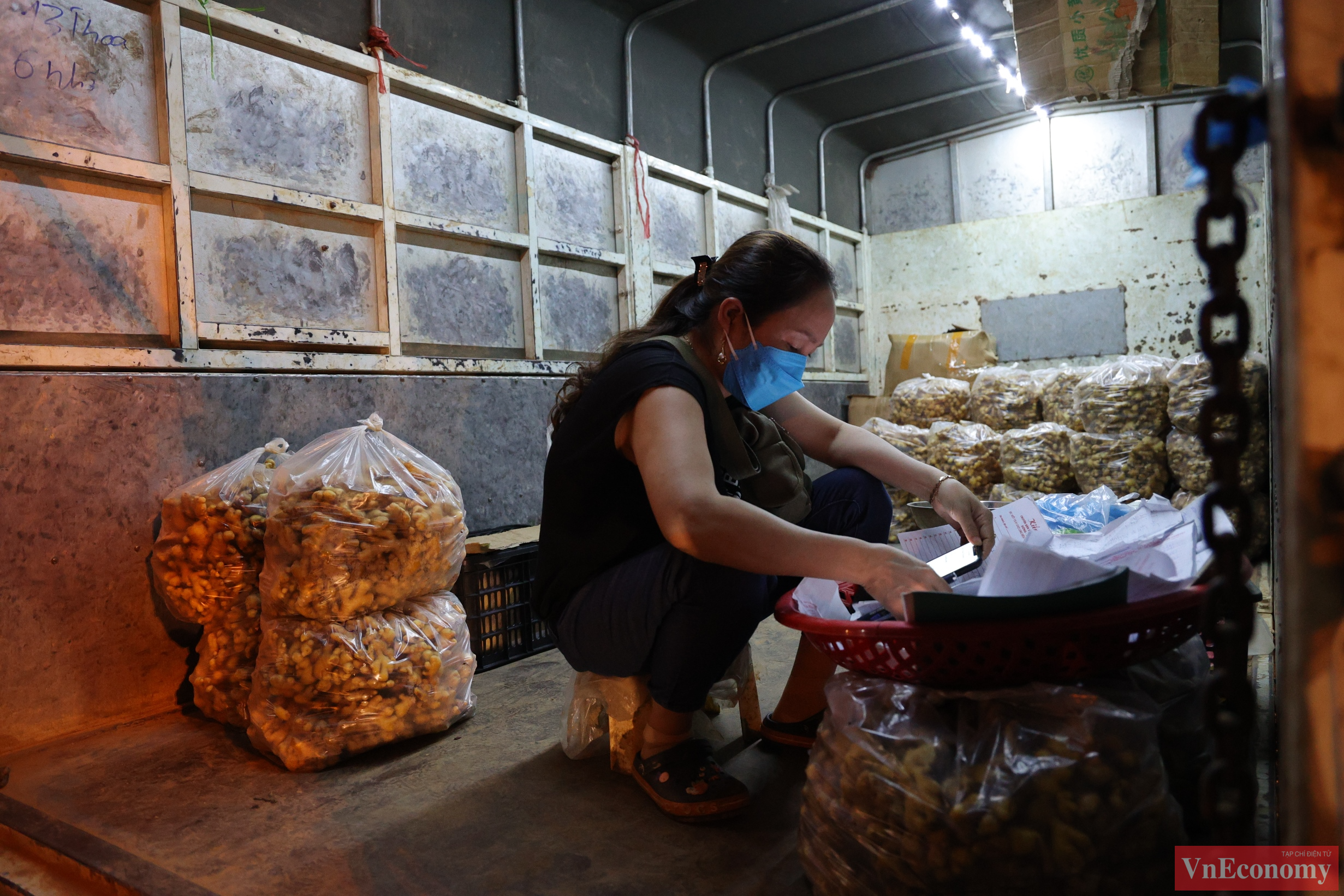 Chợ chỉ hoạt động từ 0 giờ - 11 giờ, trong đó: Từ 0 giờ  - 5 giờ 30 phút là thời gian khách mua buôn được vào chợ mua bán, trao đổi hàng hóa. Từ 5 giờ 30 phút - 11 giờ là thời gian khách mua lẻ phục vụ sinh hoạt gia đình hàng ngày.