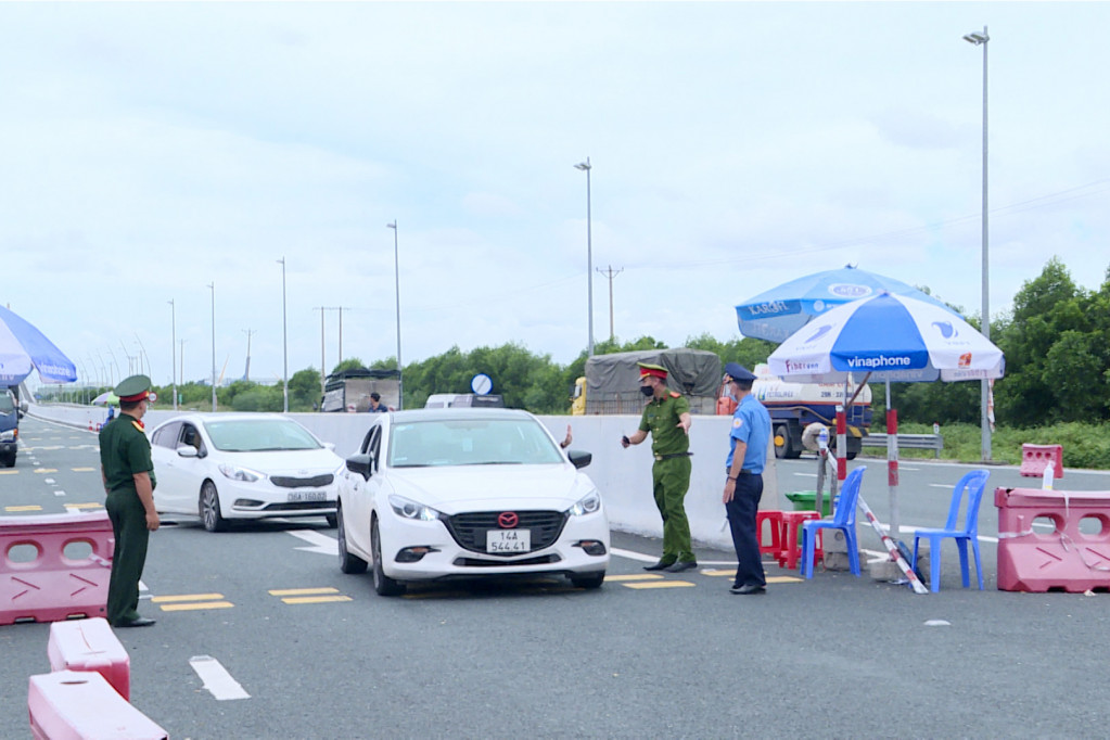 Lực lượng chức năng l&agrave;m nhiệm vụ tại chốt kiểm so&aacute;t dịch Covid-19 cầu Bạch Đằng. Ảnh: B&aacute;o Quảng Ninh.