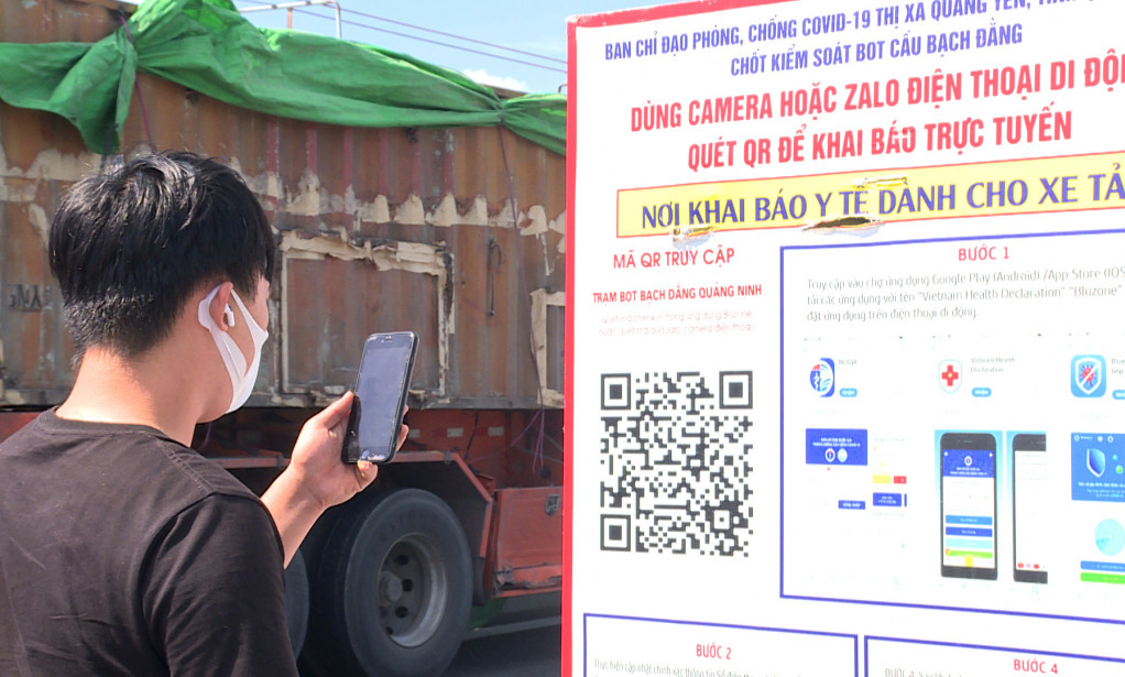 L&aacute;i xe, phụ xe của xe tải, xe container chở h&agrave;ng h&oacute;a li&ecirc;n tỉnh phải c&oacute; kết kết quả x&eacute;t nghiệm Covid-19 bằng phương ph&aacute;p RT-PCR &acirc;m t&iacute;nh.&nbsp;Ảnh: B&aacute;o Quảng Ninh.