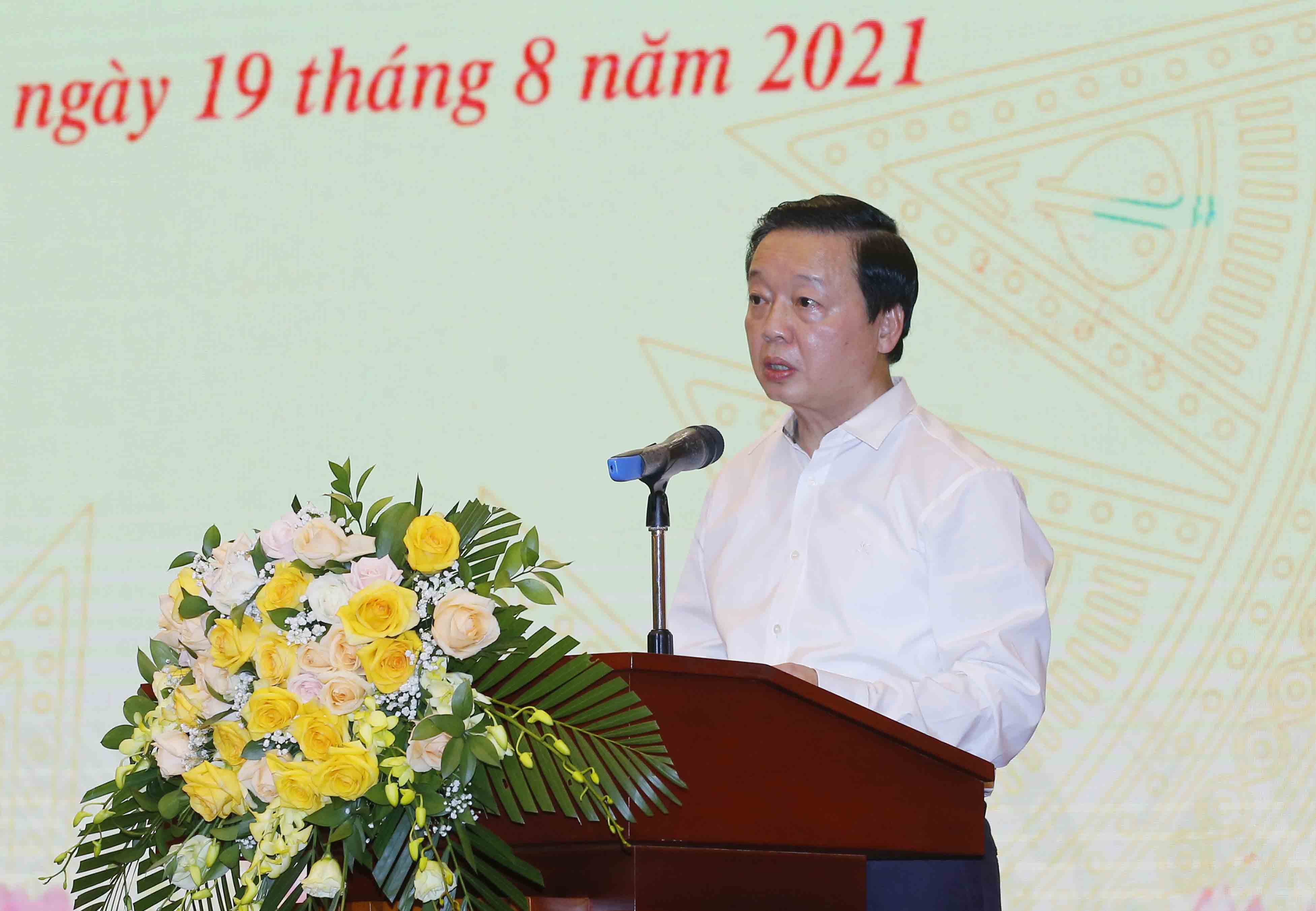 Bộ trưởng Bộ Tài nguyên và Môi trường Trần Hồng Hà báo cáo về việc triển khai xây dựng dự án Luật Đất đai (sửa đổi) - Ảnh: Quochoi.vn