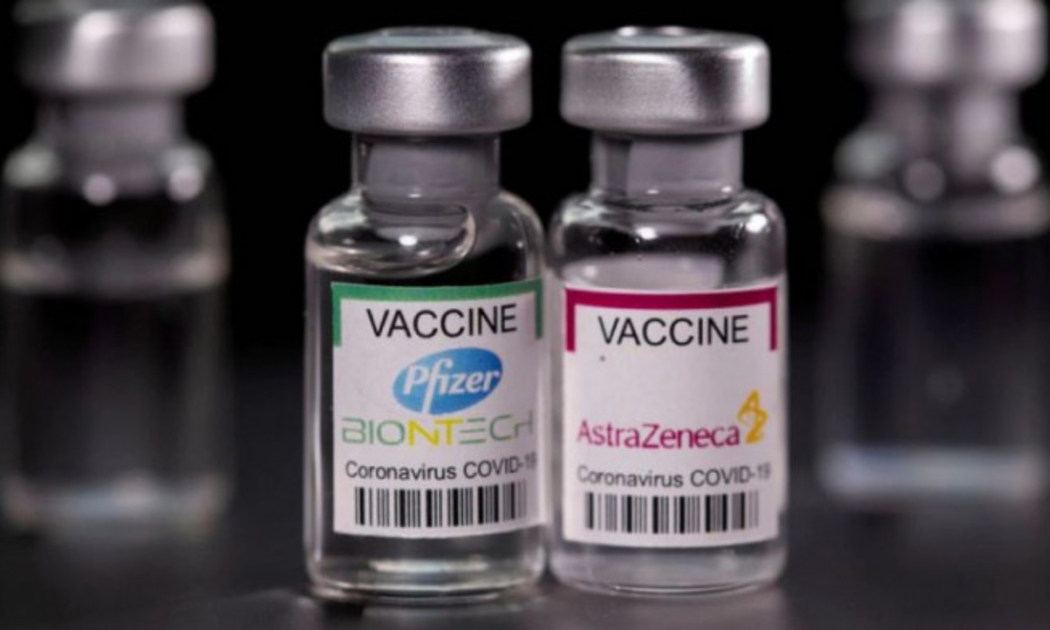 Lọ vaccine của Pfizer và AstraZeneca - Ảnh: iStock