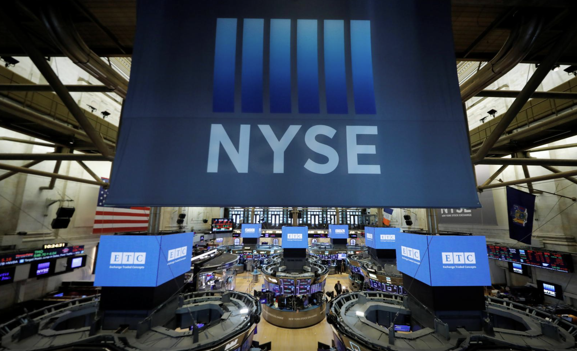 Quang cảnh bên trong Sở Giao dịch chứng khoán New York (NYSE) hôm 19/8 - Ảnh: Reuters.