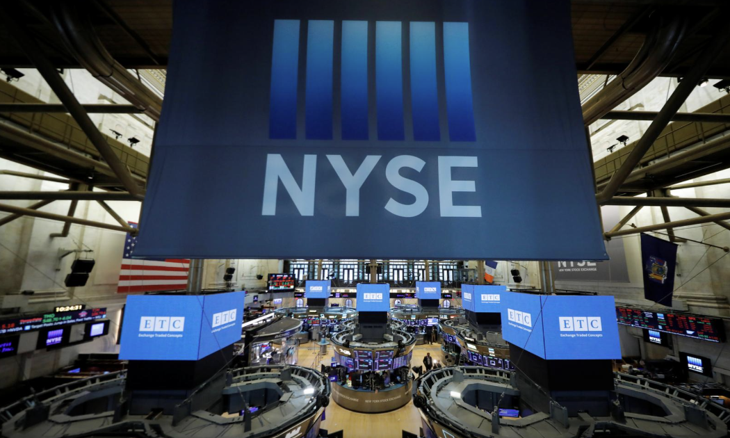 Quang cảnh bên trong Sở Giao dịch chứng khoán New York (NYSE) hôm 19/8 - Ảnh: Reuters.