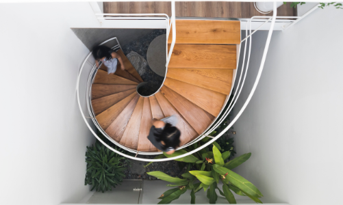 Căn nhà ống màu trắng độc đáo giữa phố thị đông đúc