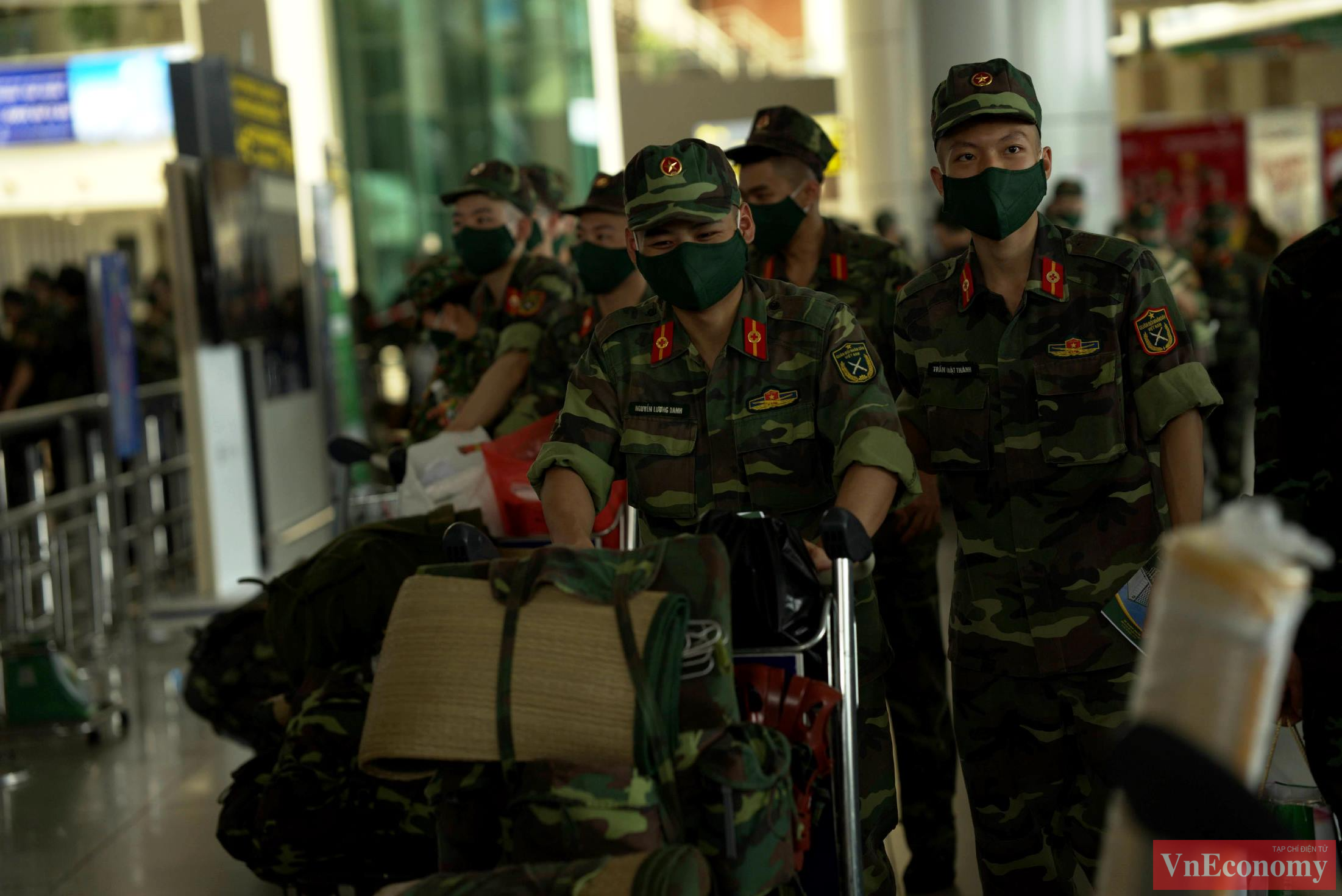 Để thể hiện l&ograve;ng quyết t&acirc;m, trước khi l&ecirc;n đường, gần 300 y b&aacute;c sĩ, học vi&ecirc;n đ&atilde; đồng l&ograve;ng&nbsp;h&ocirc; to&nbsp;khẩu hiệu 3 lần &ldquo;xin hứa&rdquo;, 3 lần &ldquo;quyết t&acirc;m&rdquo;.