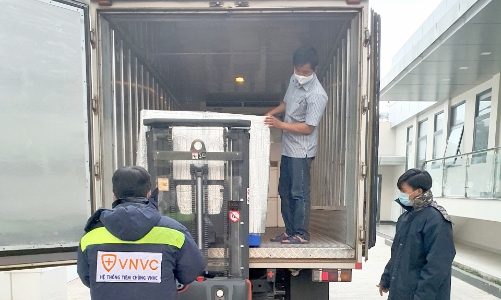 Tiếp tục bàn giao hơn 1,2 triệu liều vaccine Covid-19 của AstraZeneca cho Bộ Y tế 