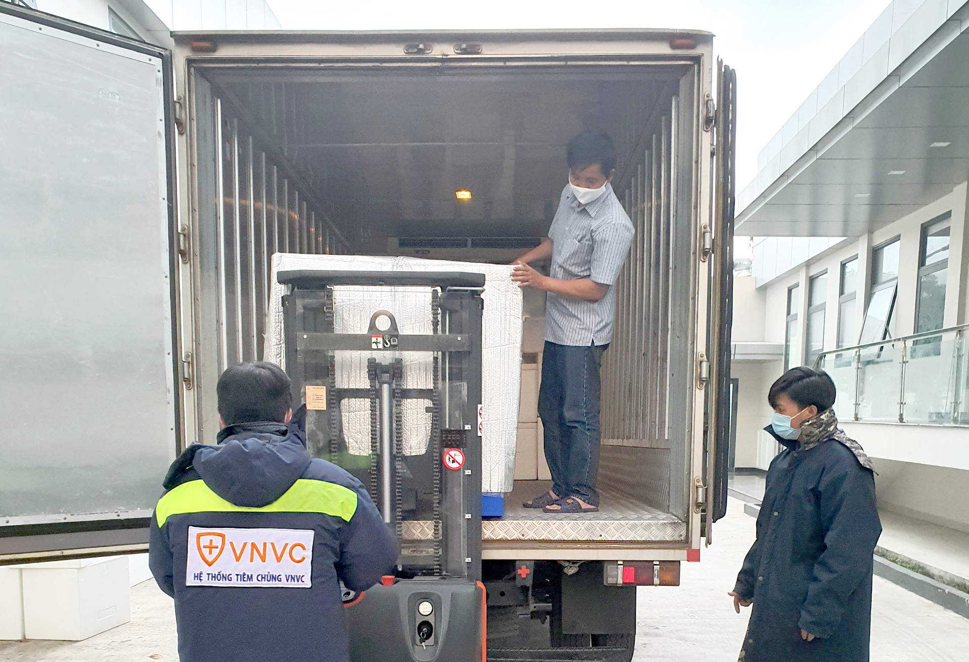 Lô vaccine Covid-19 của AstraZeneca gồm 1.209.400 liều chính thức được VNVC bàn giao cho Bộ Y tế.