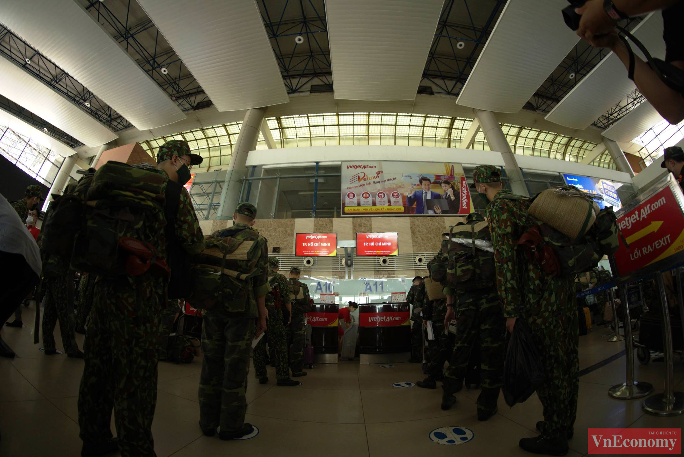 Tổ qu&acirc;n y lưu động thuộc Học viện Qu&acirc;n y đ&atilde; l&agrave;m thủ tục tại s&acirc;n bay Nội B&agrave;i chiều h&ocirc;m qua để di chuyển v&agrave;o TP.HCM..
