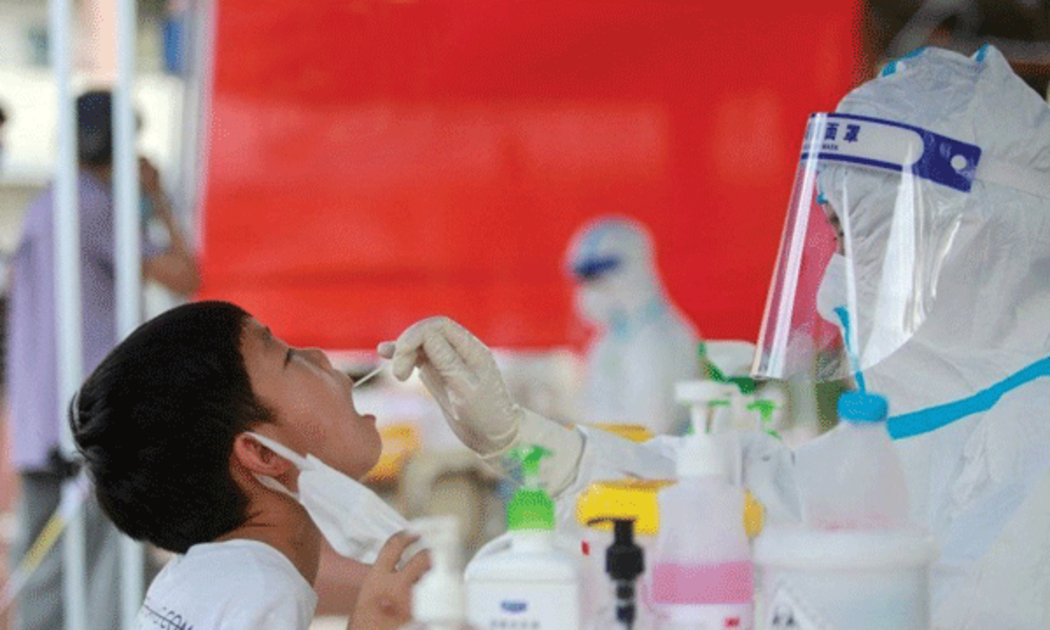 Nếu so với những quốc gia và khu vực khác trên thế giới như Mỹ, châu Âu hay Đông Nam Á, số ca nhiễm mới Covid-19 ở Trung Quốc trong đợt bùng dịch hiện nay thấp hơn nhiều. Dù vậy, nước này vẫn quyết liệt thực thi chiến lược Zero Covid.