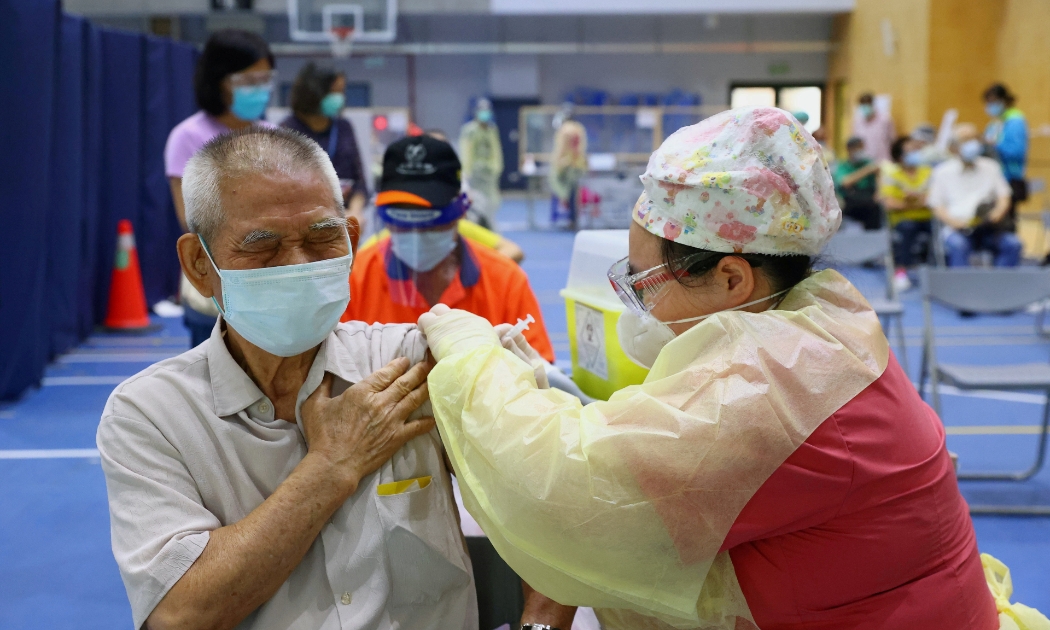 Tiêm vaccine Covid ở Tân Đài Bắc hôm 25/6/2021 - Ảnh: Reuters.