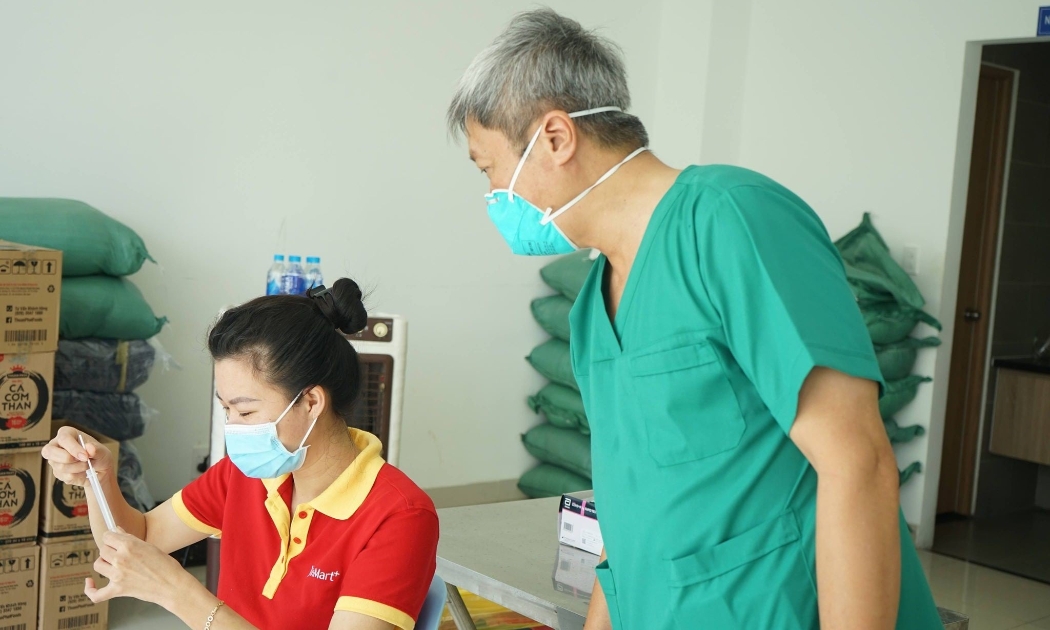 Thứ trưởng Nguyễn Trường Sơn tại điểm lấy mẫu xét nghiệm Covid-19 ở Chung cư Sài Gòn Gateway (TP. Thủ Đức).