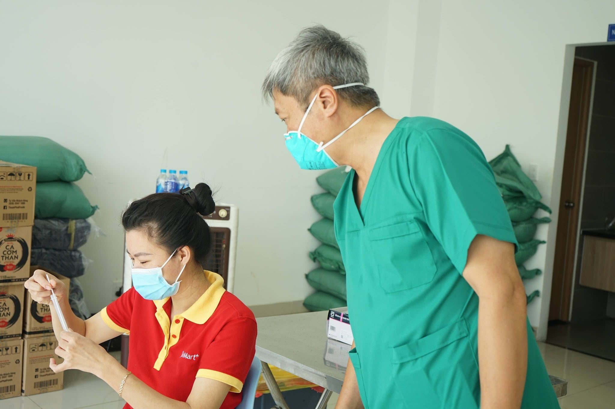 Thứ trưởng Nguyễn Trường Sơn tại điểm lấy mẫu xét nghiệm Covid-19 ở Chung cư Sài Gòn Gateway (TP. Thủ Đức).