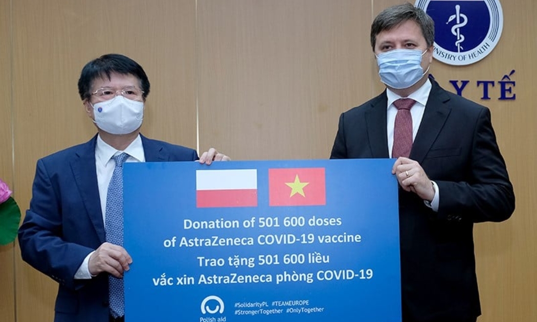Đại sứ Ba Lan bàn giao cho Bộ Y tế hơn 500.000 liều vaccine AstraZeneca.