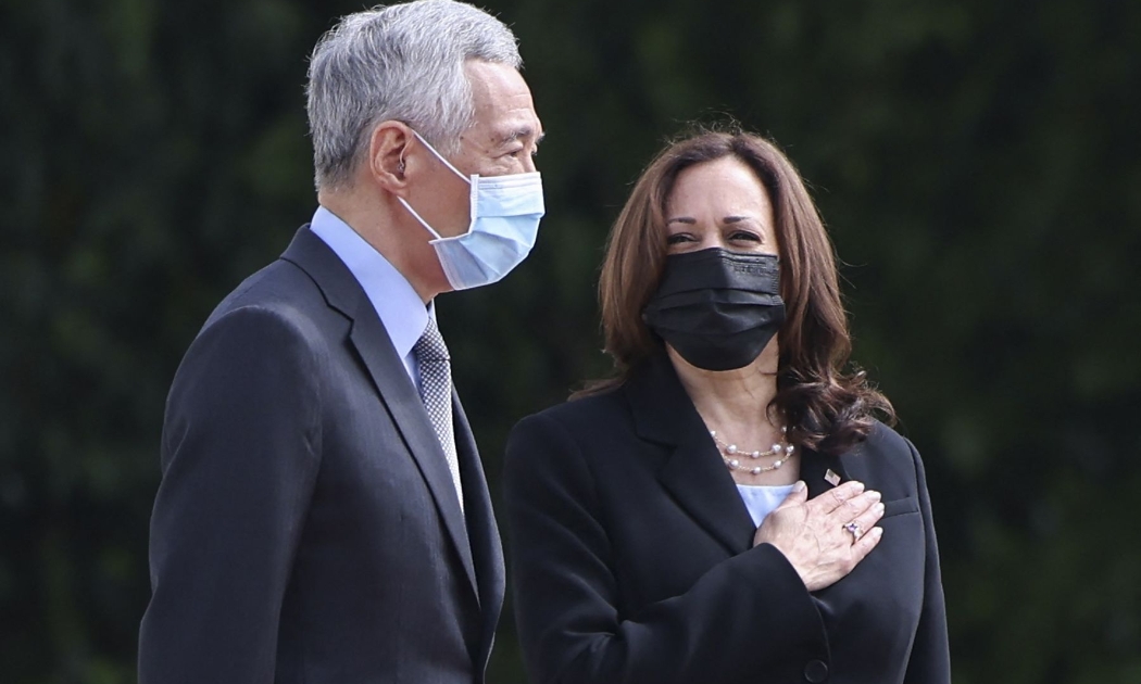 Phó tổng thống Mỹ Kamala Harris và Thủ tướng Singapore Lý Hiển Long trong lễ đón ở Singapore - Ảnh: Getty/CNBC.