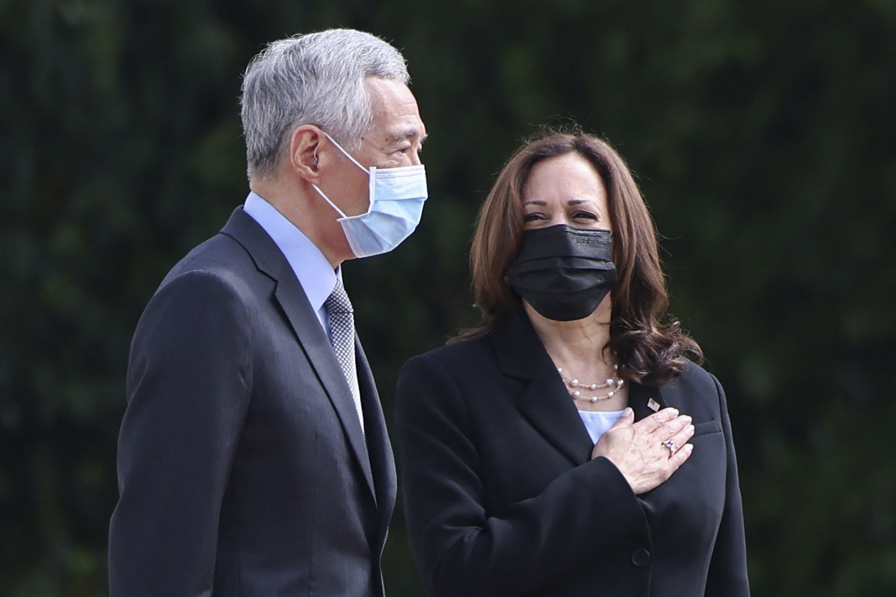 Phó tổng thống Mỹ Kamala Harris và Thủ tướng Singapore Lý Hiển Long trong lễ đón ở Singapore - Ảnh: Getty/CNBC.