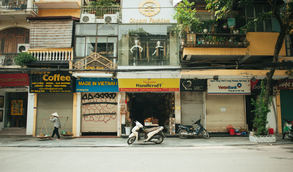 Nhiều cửa hàng kinh doanh phải đóng cửa vì dịch Covid.