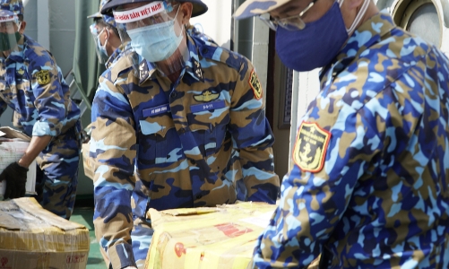 Đi chợ hộ và bán nông sản đến từng nhà dân ở TP.HCM