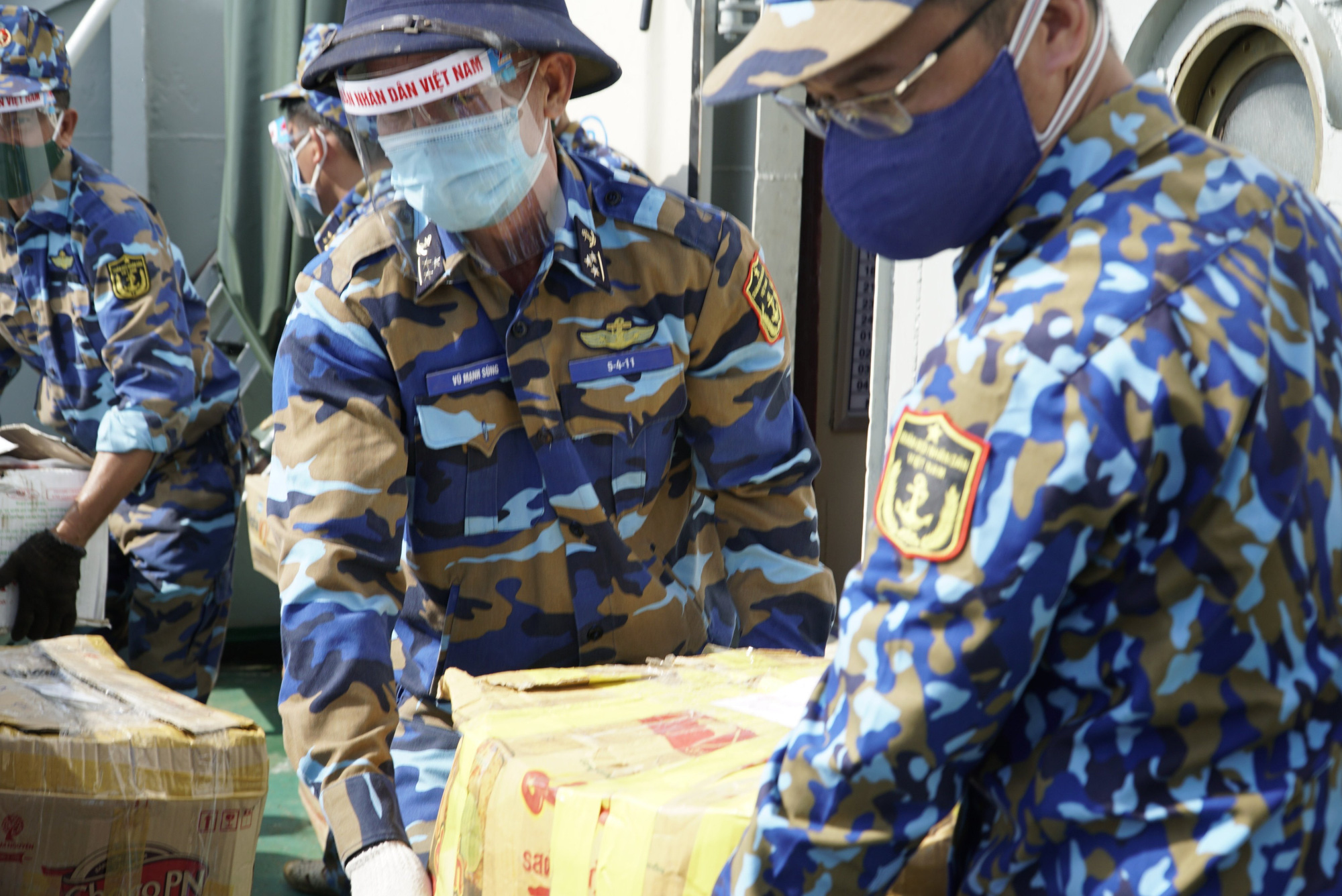 Quân đội giúp đưa nông sản đến từng nhà dân