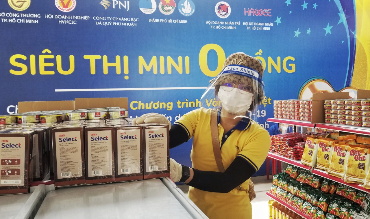 Thời gian qua, c&aacute;c doanh nghiệp đ&atilde; dốc sức để c&ugrave;ng th&agrave;nh phố chăm lo an sinh x&atilde; hội, chăm lo cho&nbsp;người lao động.