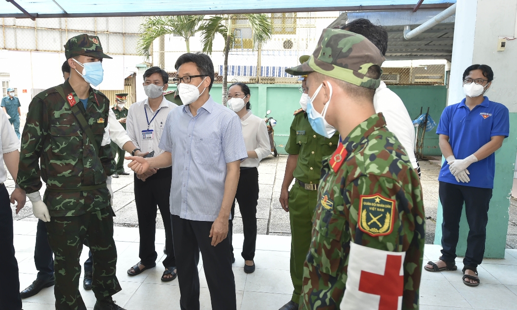 Phó Thủ tướng thăm Trạm Y tế lưu động Phường 4, Quận 4, TP.HCM Ảnh: VGP. 