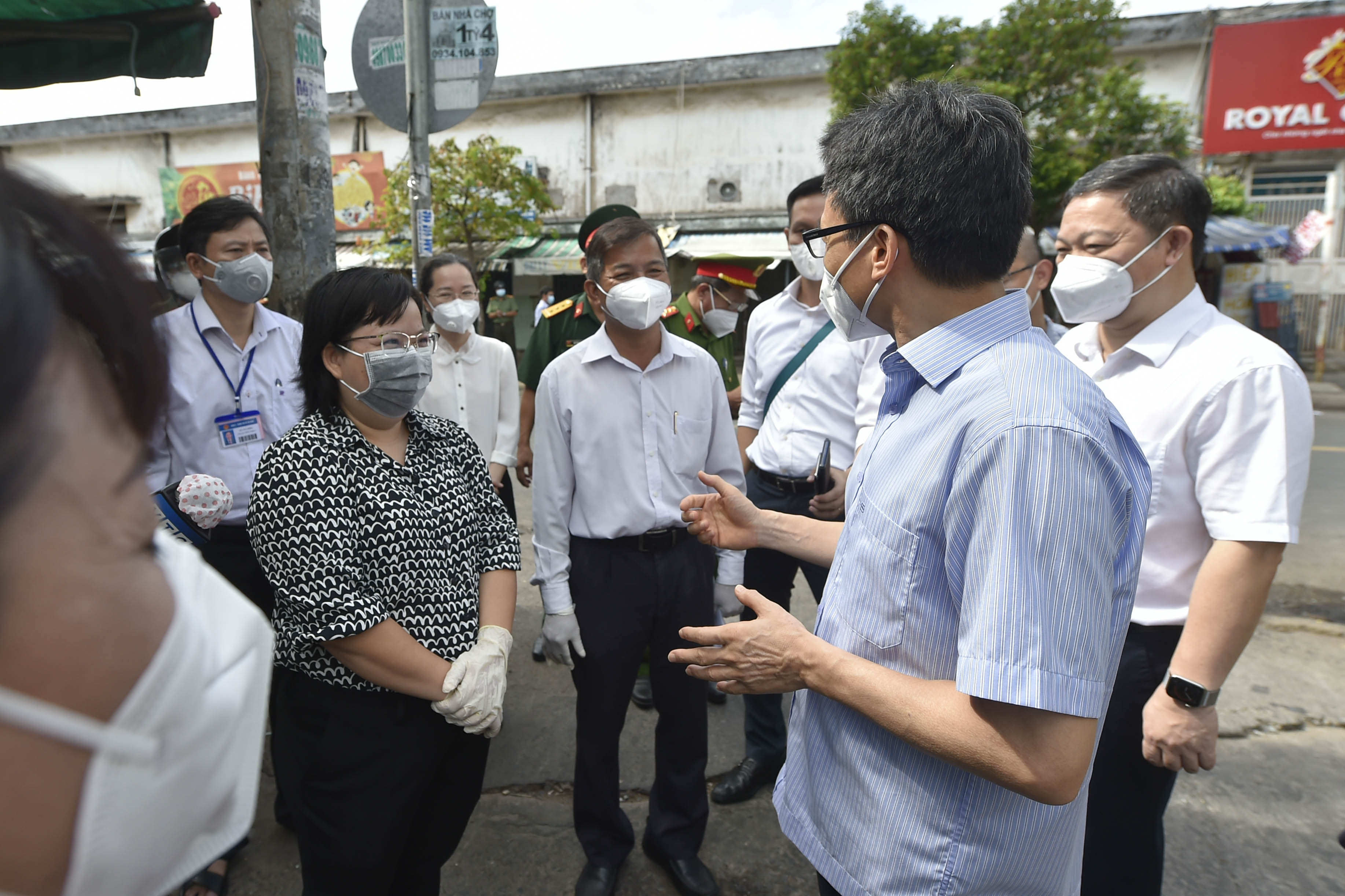 Ph&oacute; Thủ tướng trao đổi với l&atilde;nh đạo Phường 4 (Quận 4) về chăm lo cho người d&acirc;n trong thời gian thực hiện gi&atilde;n c&aacute;ch x&atilde; hội. Ảnh - VGP.