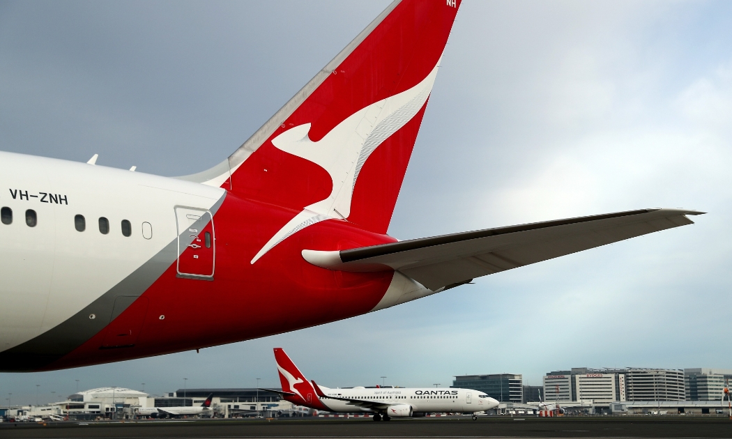 Một máy bay của Qantas Airways ở sân bay Sydney hồi tháng 6 - Ảnh: Bloomberg.