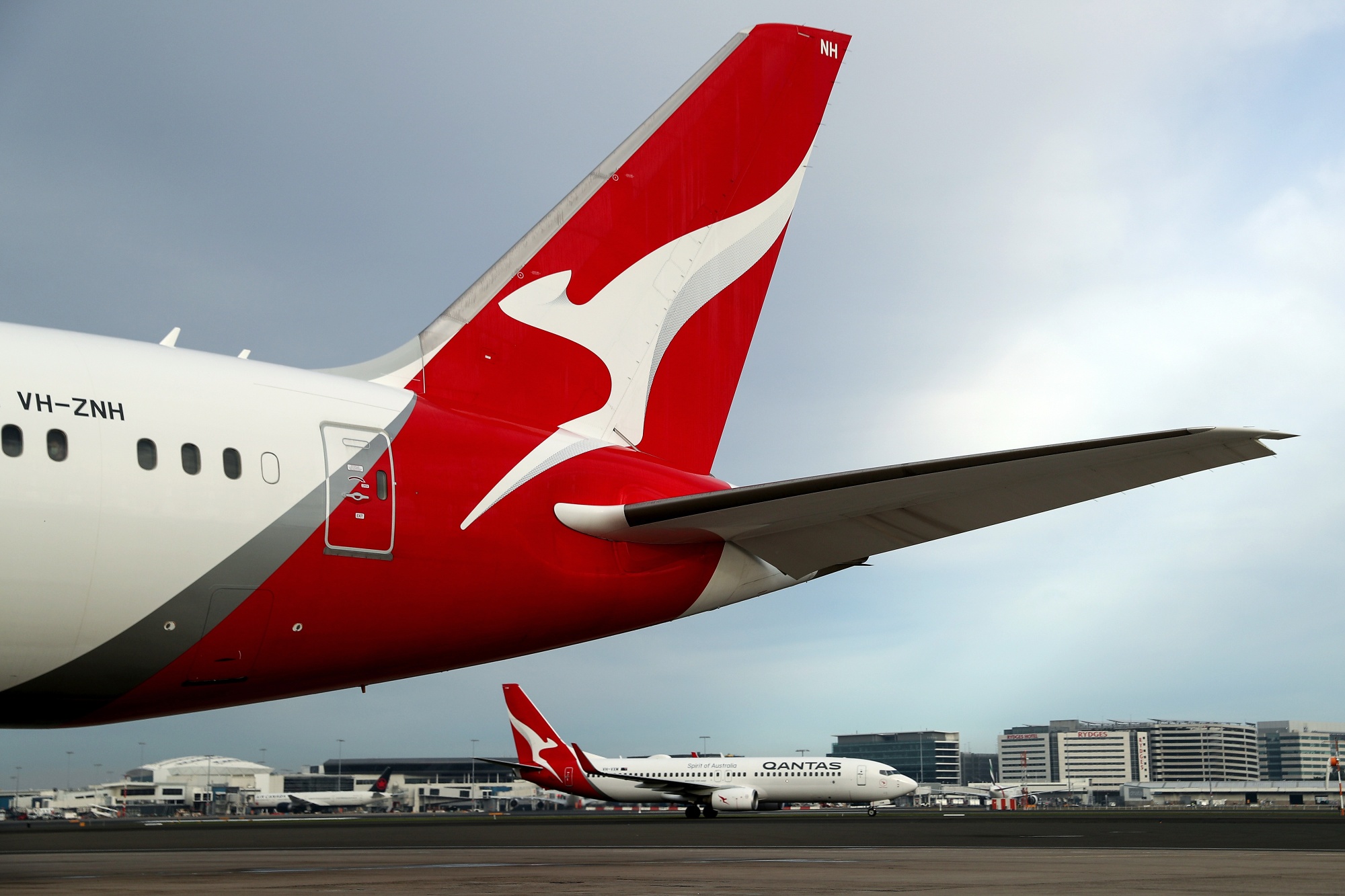 Một máy bay của Qantas Airways ở sân bay Sydney hồi tháng 6 - Ảnh: Bloomberg.