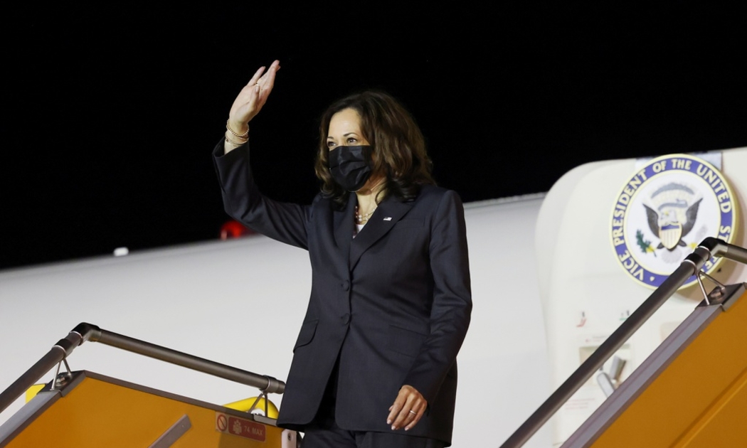 Phó Tổng thống Hoa Kỳ Kamala Harris tại Sân bay Quốc tế Nội Bài, Hà Nội - Ảnh: Reuters