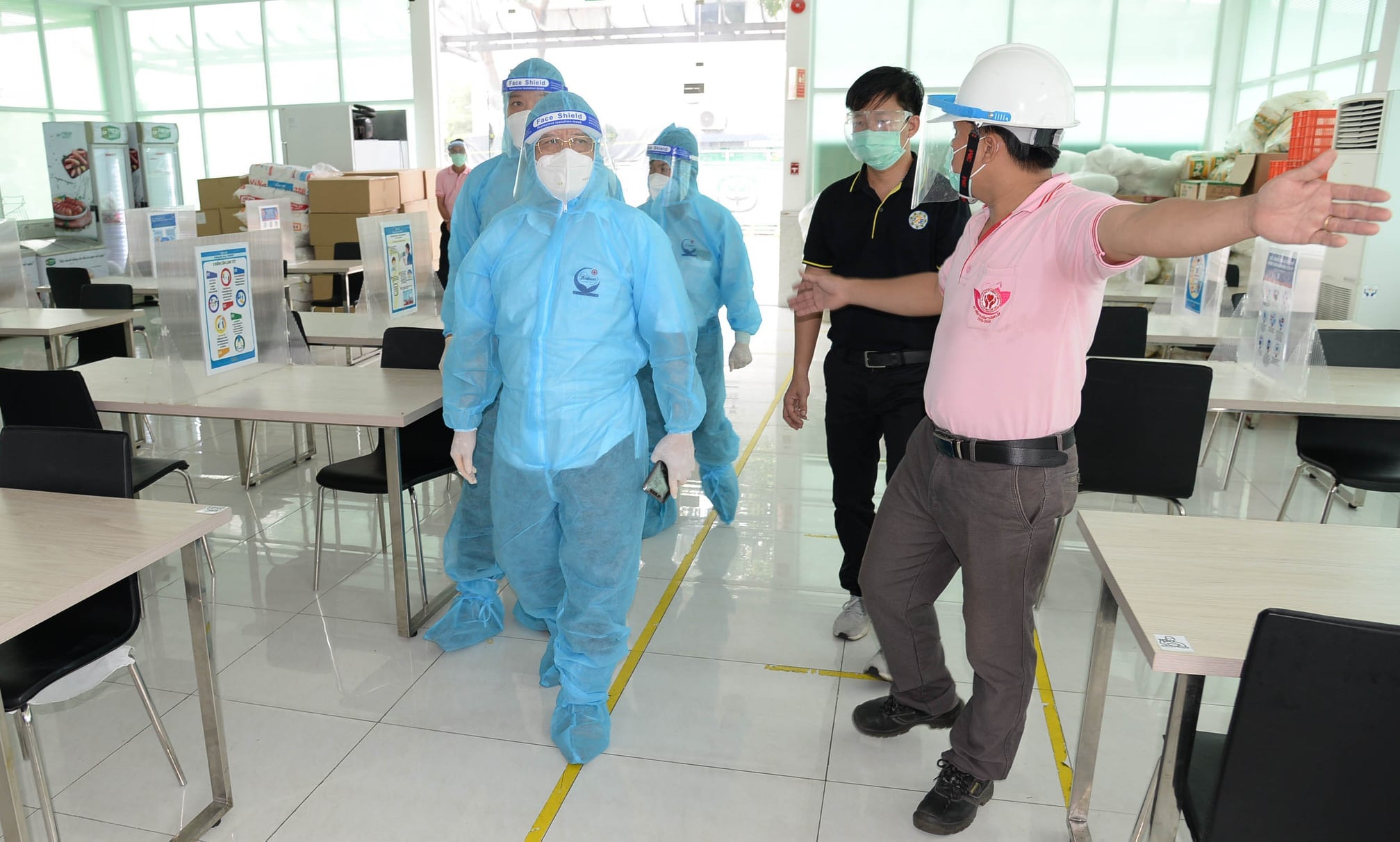 Ông Phạm Văn Trọng,  Phó Chủ tịch UBND tỉnh Tiền Giang kiểm tra tình hình thực hiện phương án “3 tại chỗ” tại  doanh nghiệp.