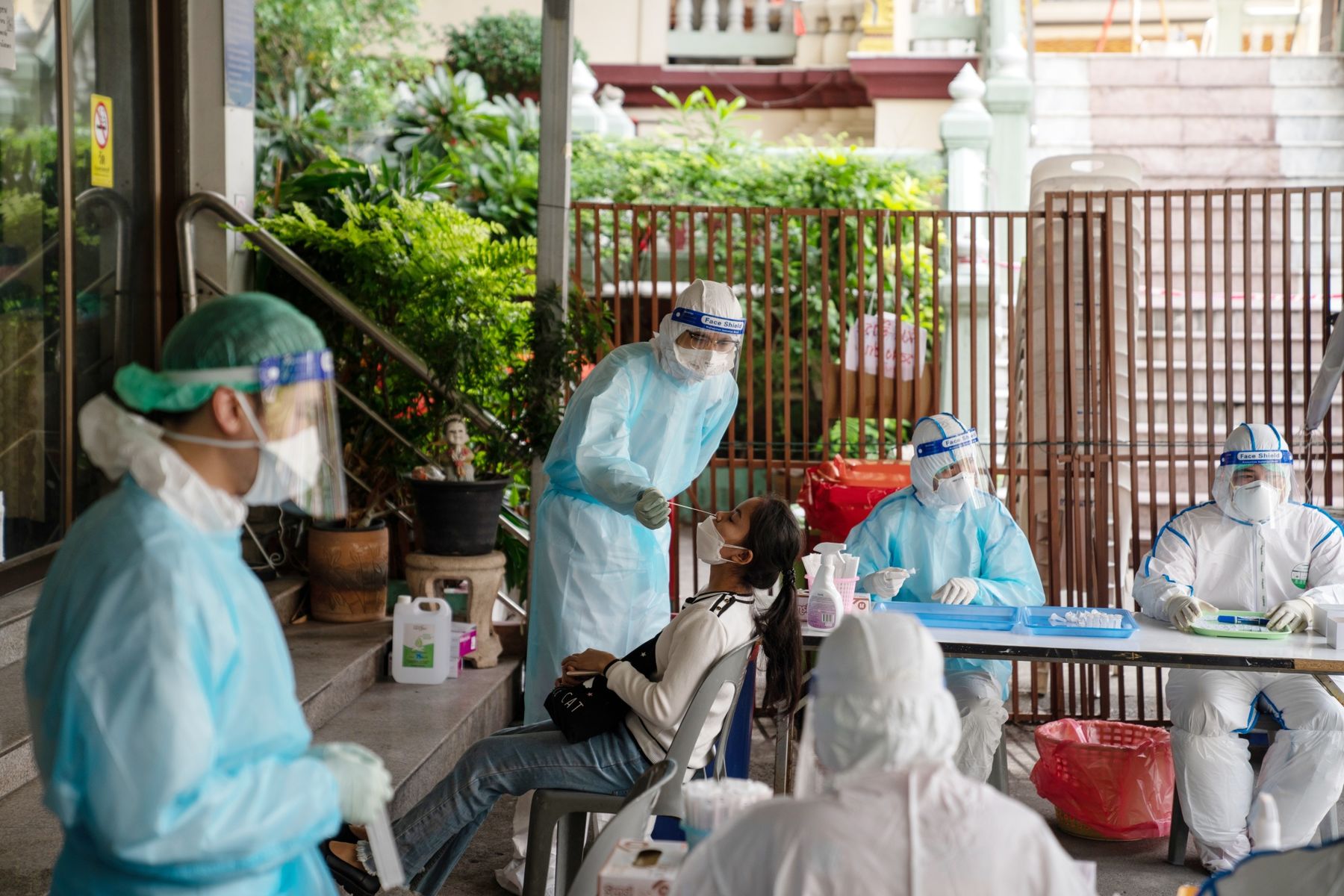 Các nhà sư và tình nguyện viên làm xét nghiệm Covid miễn phí cho người dân tại một ngôi chùa ở Bangkok, Thái Lan - Ảnh: Bloomberg.