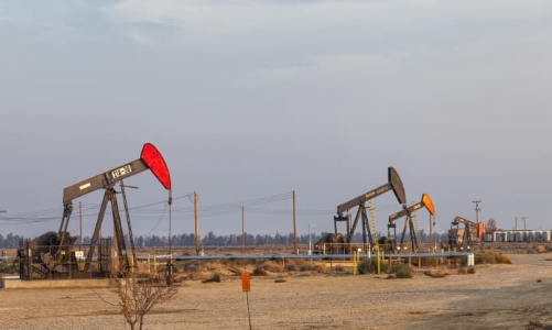 Giá dầu tăng vọt gần 6%, chấm dứt chuỗi 7 phiên giảm liên tiếp