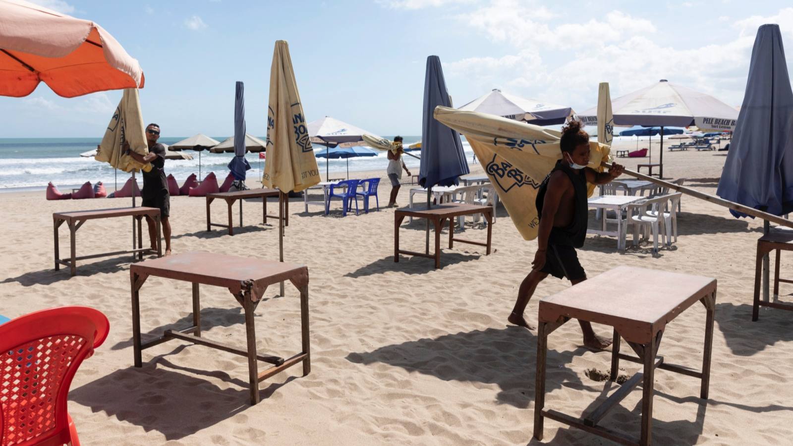 Một qu&aacute;n cafe b&ecirc;n b&atilde;i biển ở đảo Bali, Indonesia - Ảnh: Reuters