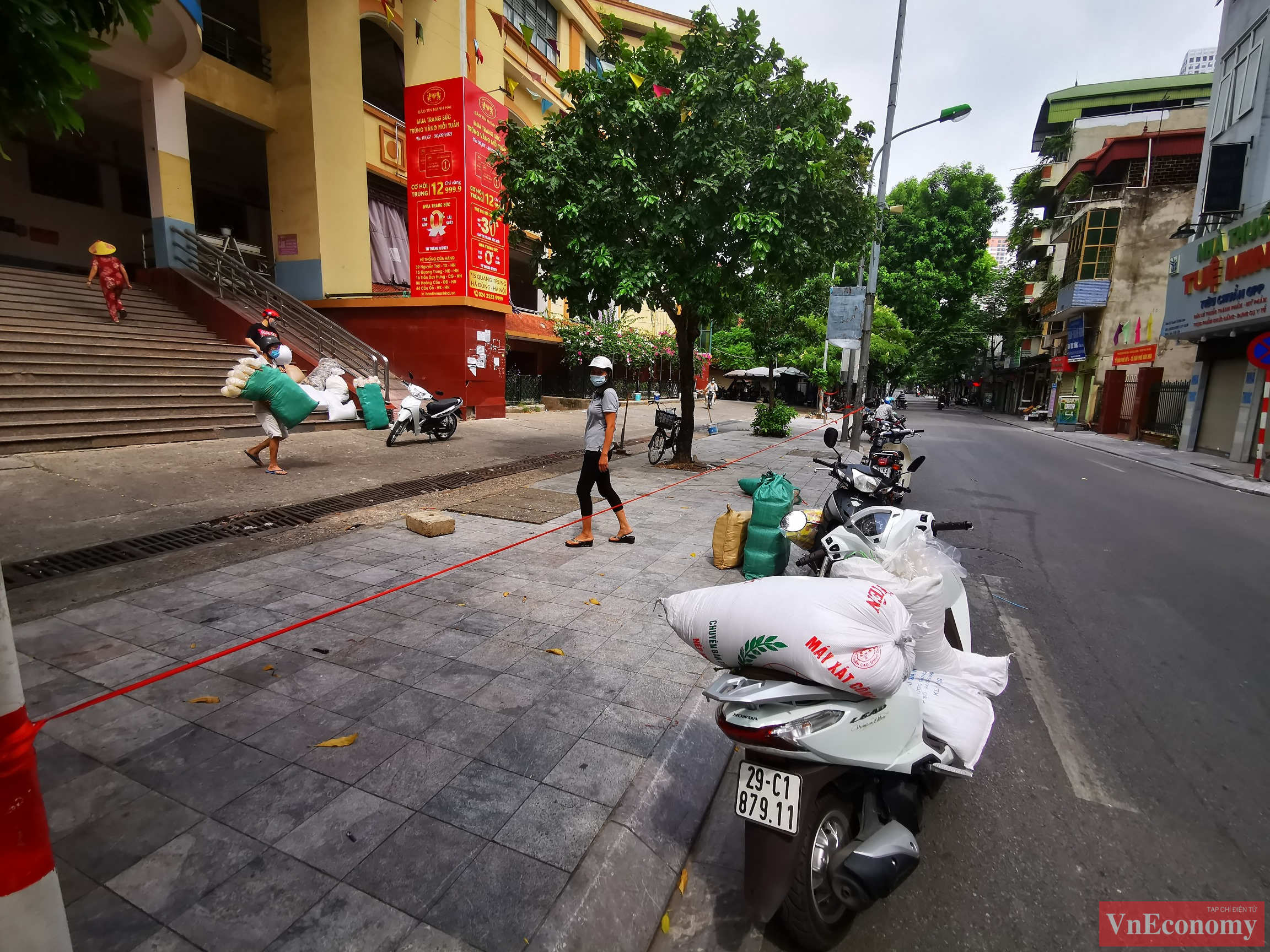 Các tiểu thương tại chợ Hà Đông cho biết, thực hiện theo yêu cầu của chính quyền địa phương, các hộ kinh doanh đã nhanh chóng thu dọn hàng hóa và đi test Covid-19 vào sáng nay (24/8). 