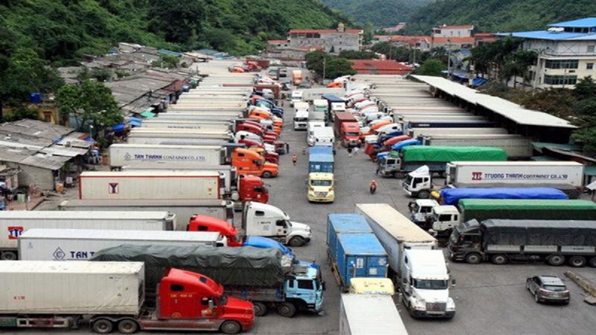 Doanh nghiệp gặp rất nhiều gian nan trong việc vận chuyển hàng hóa.