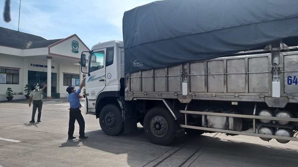 Một phương tiện đang chuẩn bị niêm phong cửa xe theo quy định trước khi di chuyển vào nơi xếp dỡ hàng. Ảnh: Báo Cần Thơ.