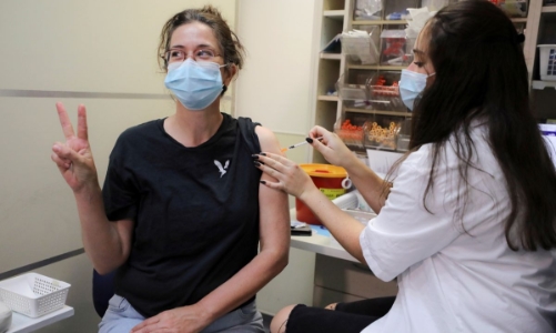 Tình hình Covid ở Israel ra sao sau 1 tháng bắt đầu tiêm nhắc lại vaccine?