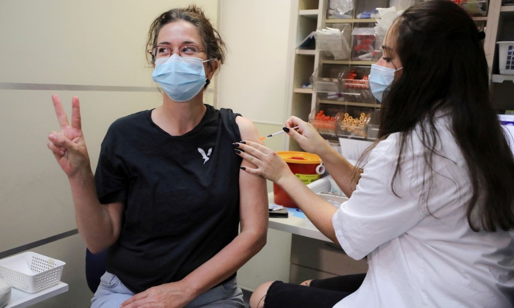Một phụ nữ Israel tiêm mũi vaccine Covid thứ ba ở Jerusalem hôm 20/8 - Ảnh: Reuters.