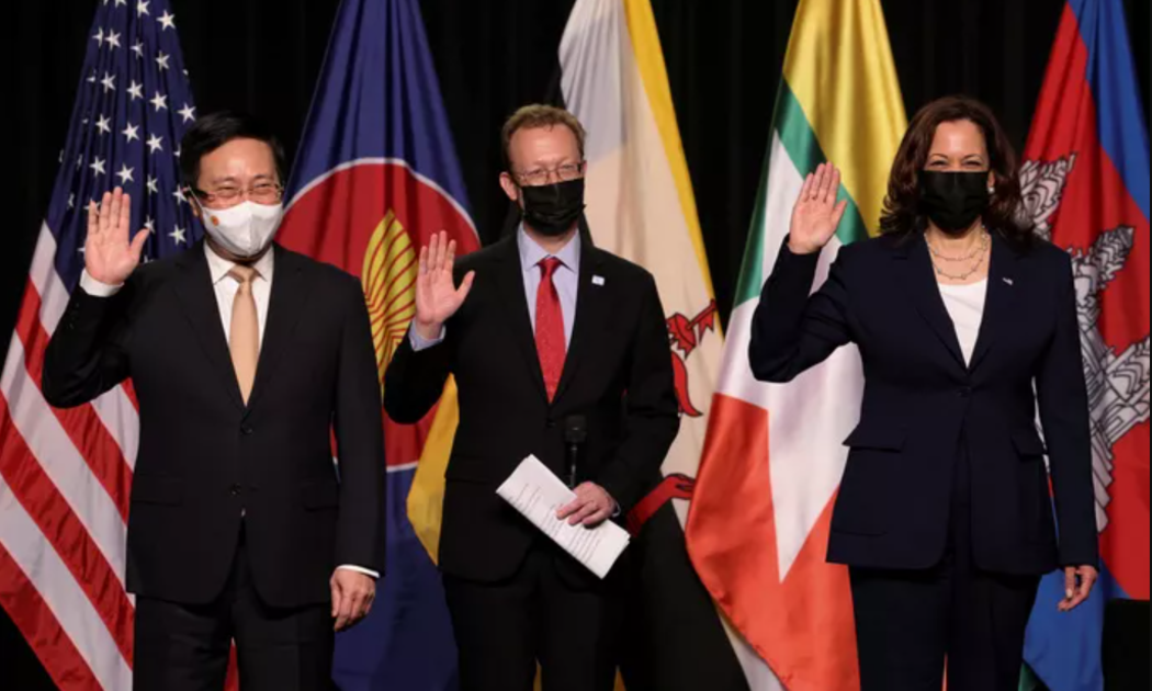 Từ trái sang phải: Phó Thủ tướng Chính phủ Phạm Bình Minh và Phó Tổng thống Mỹ Kamala Harris dự lễ khai trương -  Ảnh: Reuters