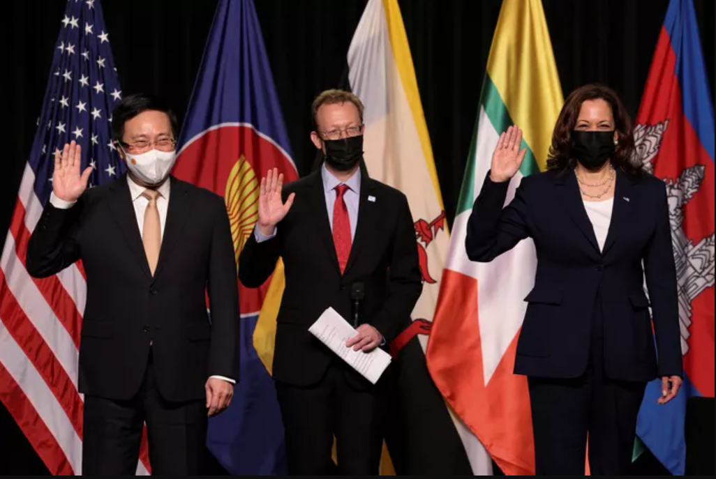 Ph&oacute; Thủ tướng Ch&iacute;nh phủ Phạm B&igrave;nh Minh v&agrave; Ph&oacute; Tổng thống Mỹ Kamala Harris dự lễ khai trương&nbsp;văn ph&ograve;ng CDC Mỹ tại Đ&ocirc;ng Nam &Aacute; đặt tại H&agrave; Nội &nbsp;- Ảnh: Reuters