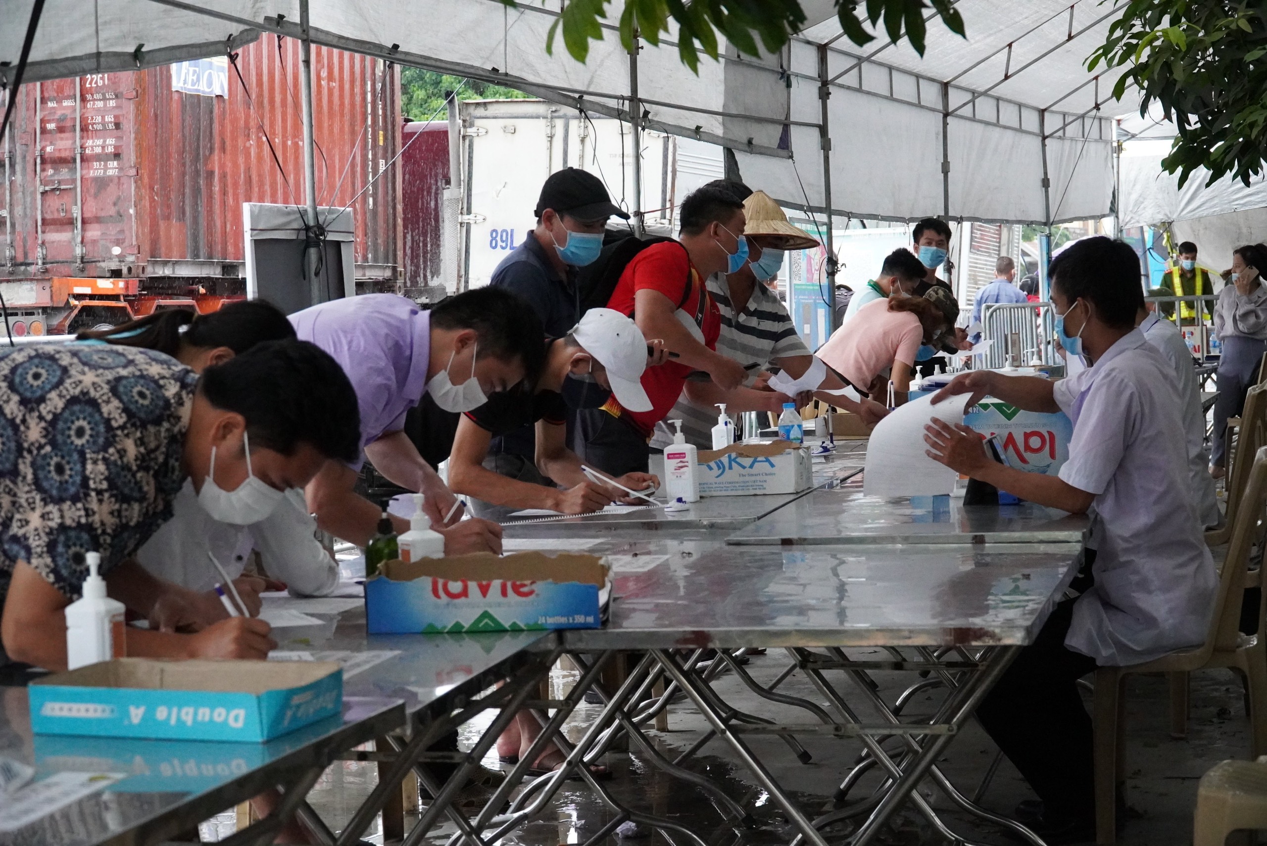 Các trường hợp vào Hải Phòng công tác ngoài việc phải có giấy xét nghiệm SARS-CoV-2 bằng phương pháp RT-PCR xét nghiệm tại địa phương xuất phát hoặc đi qua trước khi vào Hải Phòng phải có giấy xác nhận đã tiêm đủ 2 mũi vaccine phòng Covid-19...