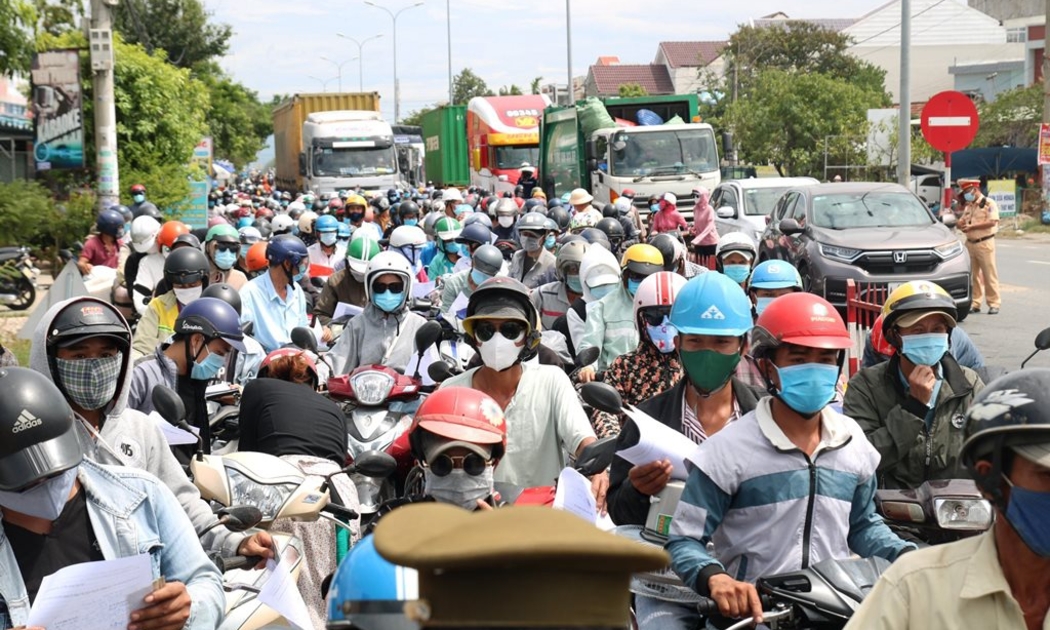 Việc di chuyển ồ ạt về quê dẫn đến nguy cơ thiếu hụt lao động sau dịch. Ảnh minh họa.