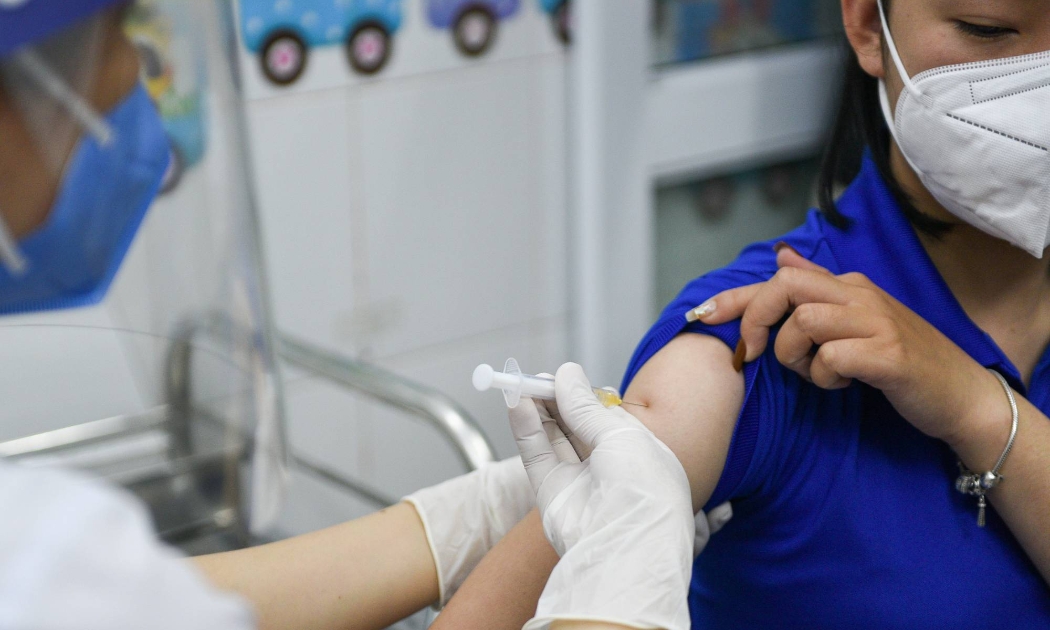 Tốc độ tiêm vaccine hiện tại của thế giới là 3,6 triệu liều/ngày - Ảnh: Japan Times